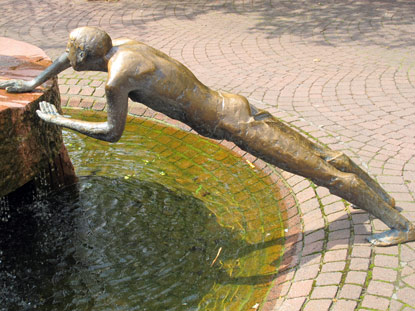 "Wasser und Mensch Brunnen" auf dem Lindenplatz in Eberbach