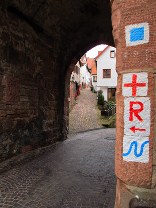 Der Neckarsteig verläuft durch das Mitteltor zum Schloss Hirschhorn