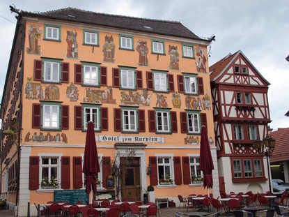 ie Fassade vom "Hotel zum Karpfen" erzählt den Betrachtern die Stadtgeschichte von Eberbach