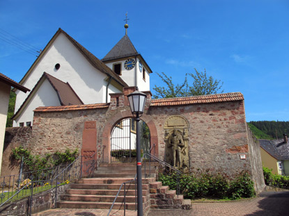 Katholische Kirche in Guttenbach. Der Kirchturm stammt noch aus dem 13. Jh.