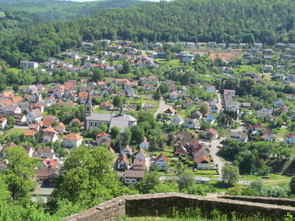 Blick von den Burgmauern der Minneburg auf Neckargerach
