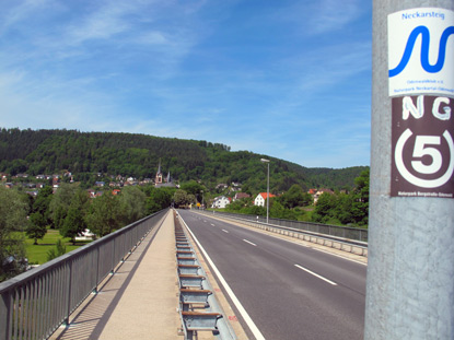 Die Neckarbrücke bei Neckargerach. Im Hintergrund der staatlich anerkannte Erholungsort  Neckargerach 