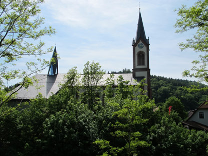 Die katholische Kirche St. Afra liegt auf einer Anhöhe im Zentrum von Neckargerach