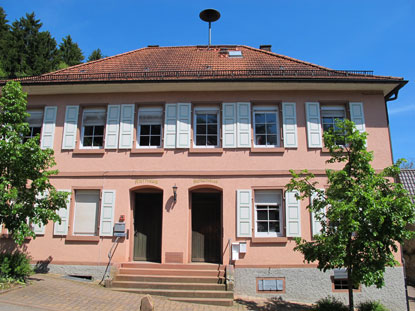 Rathaus und Schule in einem Gebäude von Neckarkatzenbach
