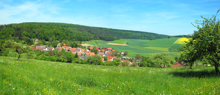 Der kleine Ort Neckarkatzenbach und seine Umgebung