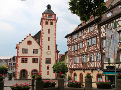 Der Marktplatz von Mosbach mit dem Rathaus und dem Palm´schen Haus