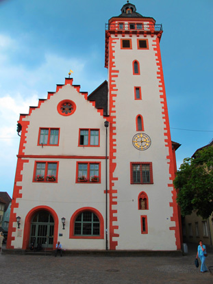 Das Mosbacher Rathaus von 1559.mit seinem Rathausturm von 34 Metern
