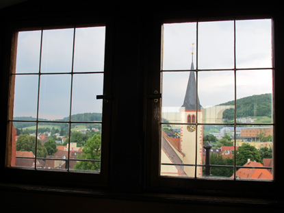 on der Wohnung des Turmwächters in Mosbach blickt  man auf die Stiftskirche