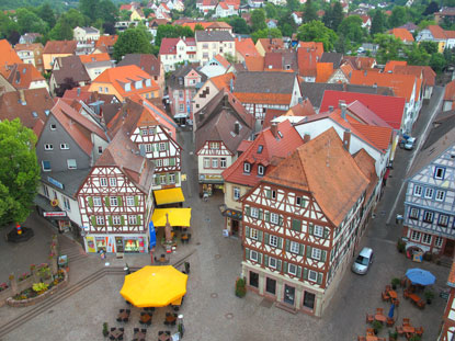 Der Mosbacher Marktplatz vom Rathausturm aus betrachtet