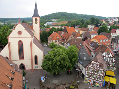 Blick vom Rathausturm auf die Stiftskirche, die durch eine Mauer in eine katholische und eine evangelische Kirche geteilt ist.