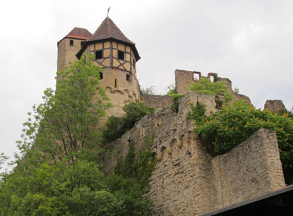 Die Burg Hornberg wurde im 30 jährigen Krieg und auch nach dem Abzug der französischen Truppen im Pfälzer Erbfolgekrieg stark zerstört. 