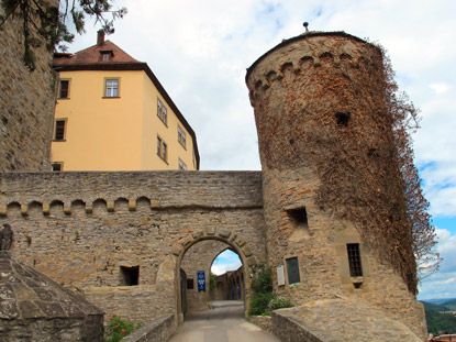Haupttor der Burg Guttenberg.