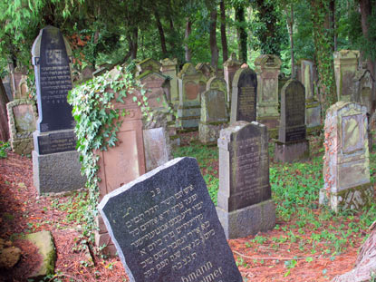 Der Jüdische Friedhof bei Heinsheim war ein Verbandsfriedhof für die umliegenden 25 Gemeinden. Er wurde im 16 Jh. angelegt. Die letzte Bestattung erfolgte 1937