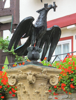 Der Adlerbrunnen mit dem städtischen Wappen