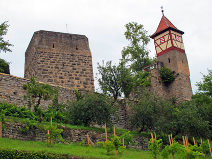 Roter Turm, Bergfried der staufischen Kaiserpfalz. Daneben das Nürnberger Türmchen.