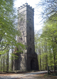 27 m hoher Ohlyturm am Felsenmeer im Odenwald