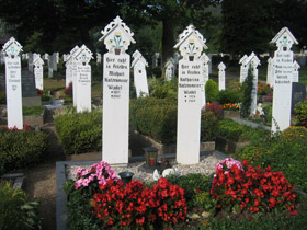Schlierbach im Odenwald ist bekannt durch seinen Friedhof mit den Holz-Kreuzen (Sickelbrettern)