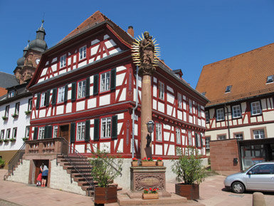 Debonhaus mit der Mariensule am Marktplatz von Amorbach. 