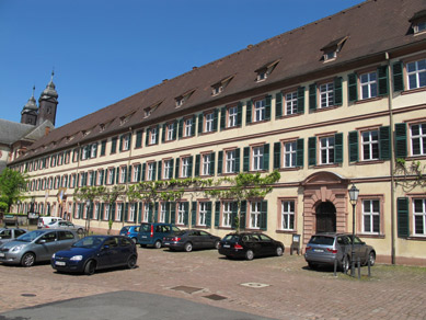 Das  Benediktinerkloster in Amorbach wurde nach der Skularisierung dem Frstenhaus zu Leiningen zugesprochen (Schloss Amorbach)