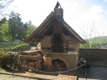 Odenwlder Backhaus in Lindenfels im Odenwald. Die Gebrauchsspuren zeigen, dass hier noch gebacken wird.