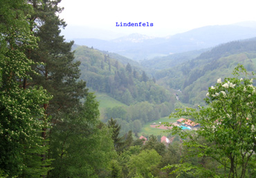 Blick von der Walburgiskapelle. Im Hintergrund sieht man den Ort Lindenfels im Odenwald