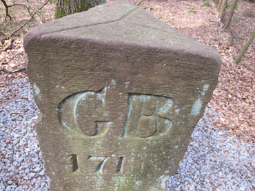 Der Dreiländerstein bei Hesselbach ist gekennzeichnet mit GB, KB und GH