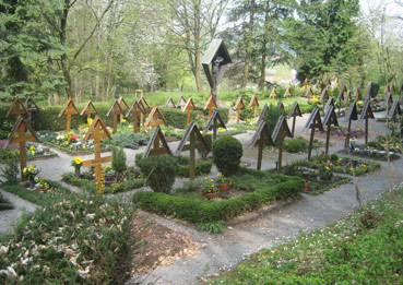 Waldfriedhof der Gemeinde Frth-Weschnitz im Odenwald. Nur Holzkreuze sind zugelassen.
