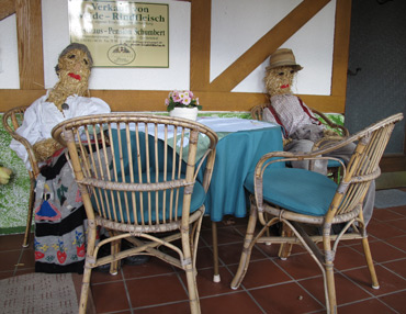 2 Odenwälder Originale begüßen die Gäste im Gasthof Schumbert bei Bullau.