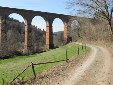 Auch heute noch verläuft die Bahnlinie Erbach nach Eberbach über das Himbächel-Viadukt.