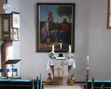 Altarraum der kleinen evangelischen Kirche in Schöllenbach