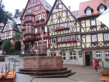 Marktplatz am Schnatterloch mit dem Marktbrunnen von 1583 in Miltenberg am Main. 
