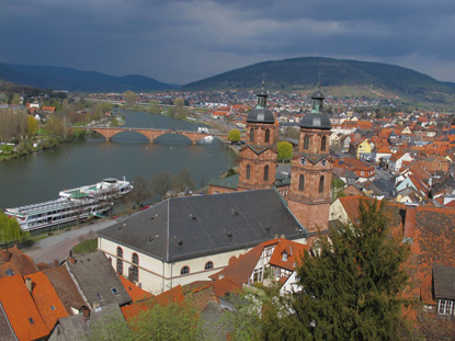 Blick von der Mildenburg auf den Main und auf die  St-Jakobus Kirche