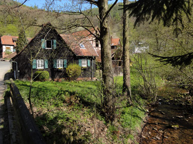 Der Nibelungensteig verläuft durch den Weiler Reuenthal, einem Ortsteil von Weilbach