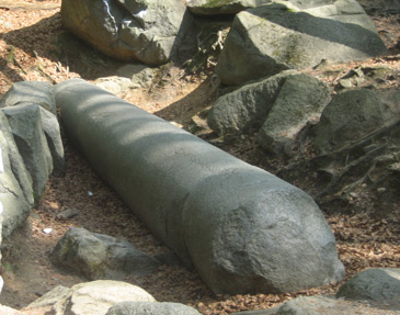 Nibelungensteig: Die 27 Tonnen schwere Riesensäule im Felsenmeer wurde von den Römern etwa um 250 n. Chr. bearbeitet. Man fragt sich, wie sie diese Säule transportieren wollten