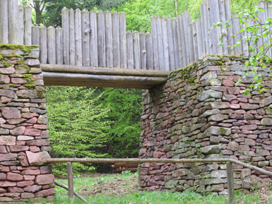 Die Rekonstruktion auf dem  Bürgstädter Berg zeigt eine Toranlage des  Ringwalles aus den Jahren 1200 - 700 v.Chr.