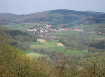  Blick vom Aussichtspunkt Mathildenruhe(Krehberg) im Odenwald, auf den kleinen Ort Winkel