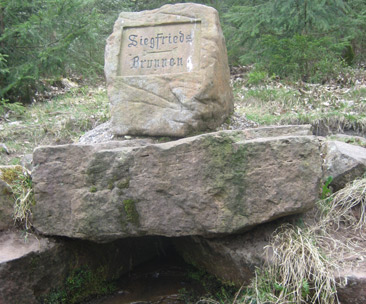Aus diesem Brunnen bei Gras-Ellenbach im Odenwald soll Siegfried getrunken haben, bevor er von Hagen gettet wurde