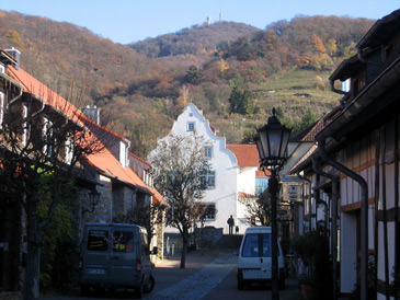 Nibelungensteig: Die Scheuergasse von Zwingenberg an der Bergstraße mit Blick zum Melibokus. Im Mittelalter mussten hier in Scheunen die brennbaren Vorräte der Stadt gelagert werden