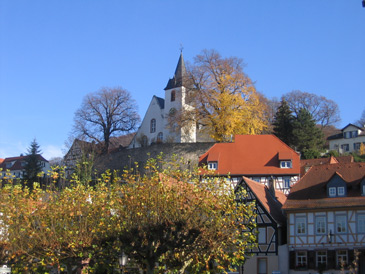 Nibelungensteig: Die evangelische Bergkirche von Zwingenberg an der Bergstraße. Ihr heutiges Aussehen erhielt sie nach der großen Renovierung 1830