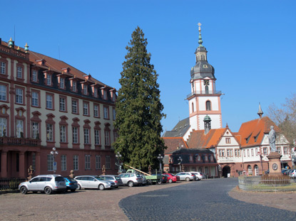 Odenwald- Wanderung nach Budapest. Der Marktplatz mit Schloss (links) und dem Rathaus von Erbach