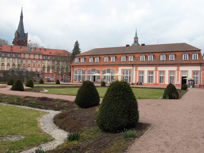 Odenwald. Zum Erbacher Schloss gehört auch die Orangerie (heute Café und Elfenbeinmuseum) und der Schlossgarten