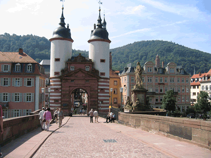 Wanderung von Heidelberg nach Budapest: Brückentor mit seinen 28 m hohen Türmen befindet sich auf der Stadtseite der "Alten Brücke" von Heidelberg
