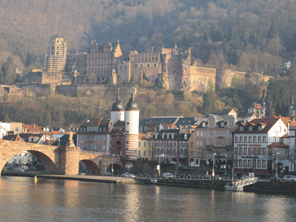 Von Heidelberg nach Budapest: "Alte Brücke" von Heidelberg (Karl-Theodor-Brücke) von 1788 im Hintergrund mit dem Heidelberger Schloss