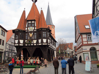 Wandern durch den Odenwald: Das historische Rathaus von Michelstadt im Odenwald wurde bereits 1484 errichtet.