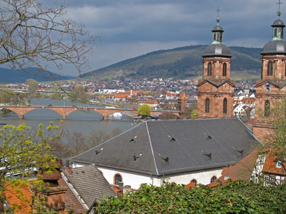 Odenwald. Blick von der Mildenburg auf den Main und auf die  St-Jakobus Kirche