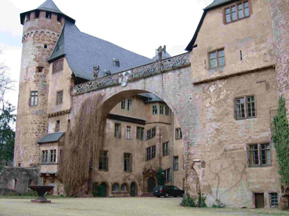 Wandern durch den Odenwald. Torbogen von 1588 am Schloss Fürstenau im Ortsteil Steinbach von Michelstadt.