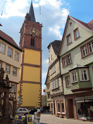 Wanderndurch den Odenwald: Der Kirchturm der Stiftskirche zu Wertheim am Main