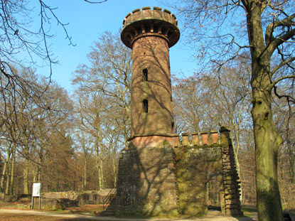 Burgensteig Odenwald: Aus den Trümmern des früheren Stephanskloster wurde im 19. Jh. der Heiligenbergturm errichtet. 
