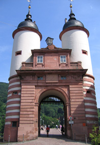 Das Brückentor mit seinen 2 Doppeltürmen an der Alten Brücke in Heidelberg