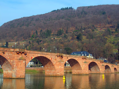Burgensteig: Alte Brücke (Karl-Theodor-Brücke) in Heidelberg. Im Hintergrund der 440 m hohe Heiligenberg 